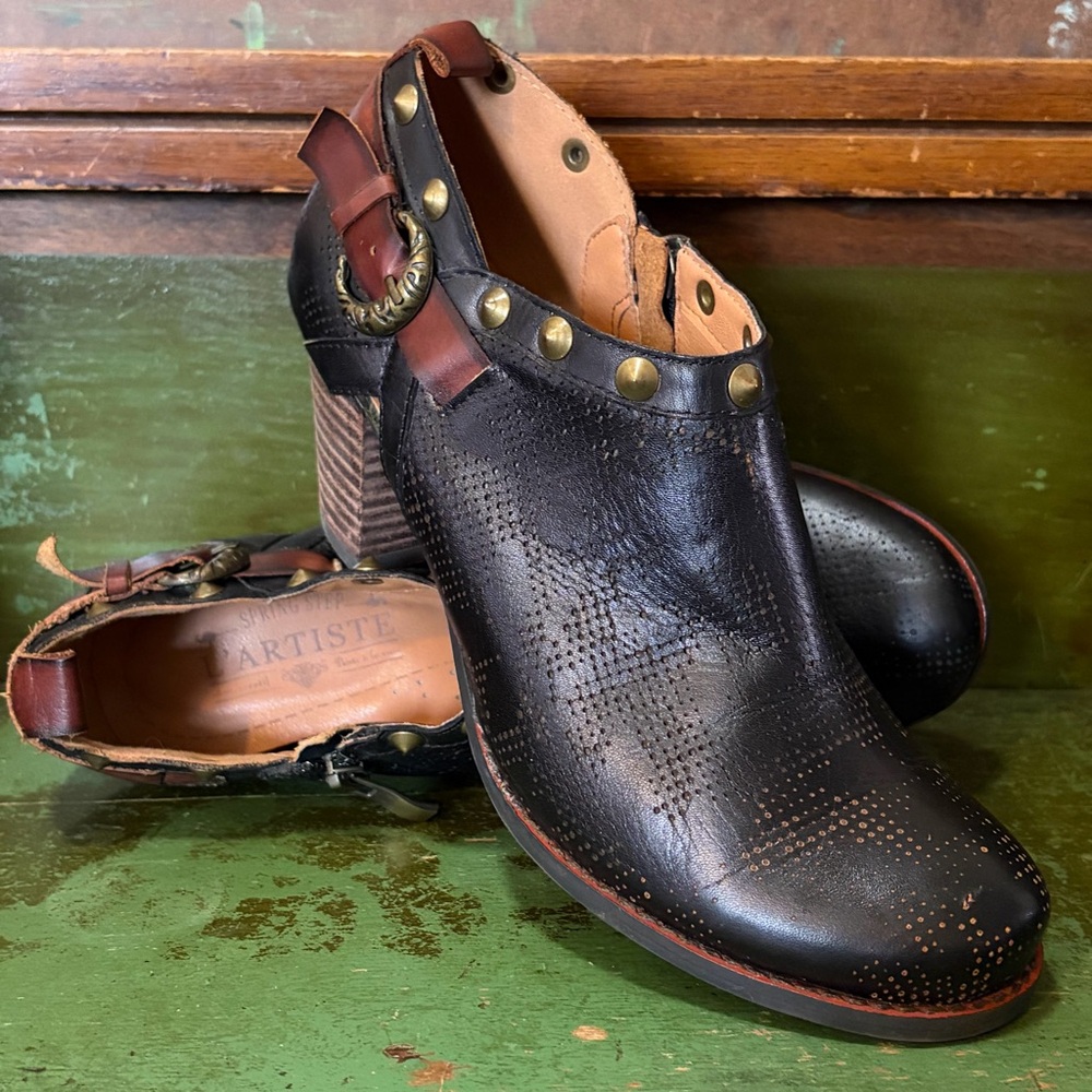 L'ATISTE - Black and Brown Ankle Booties. Size 38